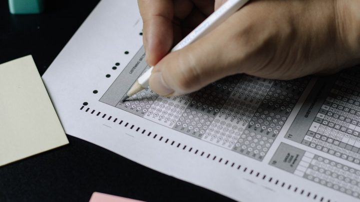 Dłonie wypełniające test — quizy i certyfikaty w kursach online