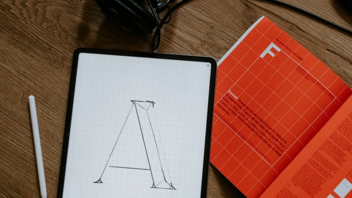 Laptop z otwartą skrzynką e-mail — email marketing dla twórców kursów online