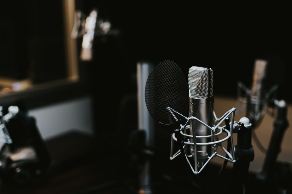 Mikrofon w studio nagraniowym — jak nagrać kurs online