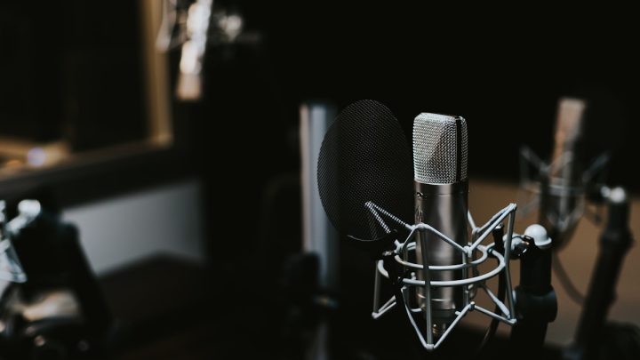 Mikrofon w studio nagraniowym — jak nagrać kurs online