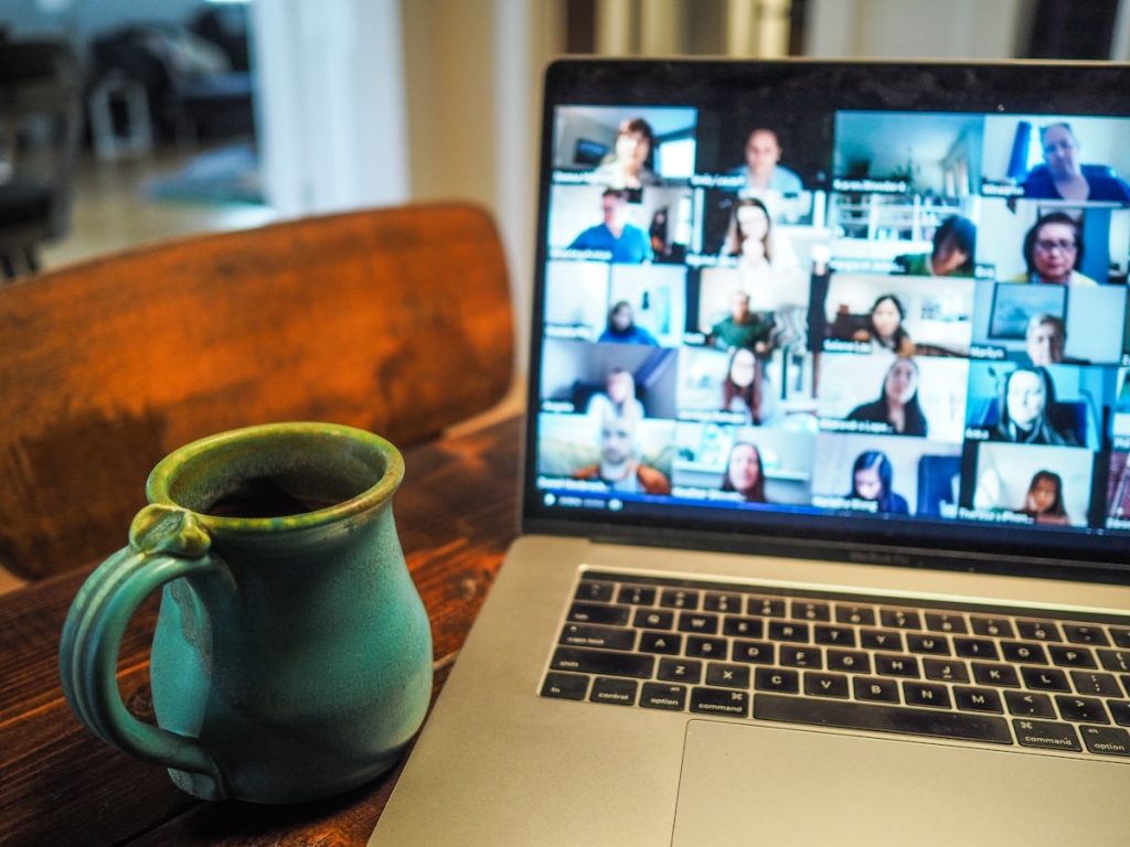 Wideokonferencja na ekranie laptopa — jak poprowadzić webinar sprzedażowy