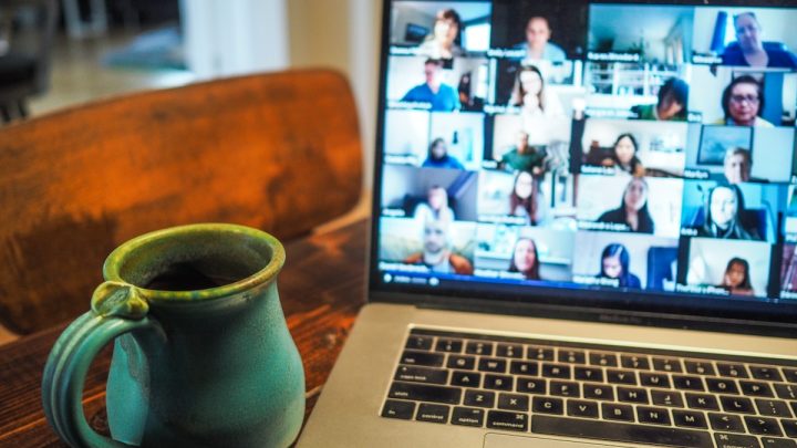 Wideokonferencja na ekranie laptopa — jak poprowadzić webinar sprzedażowy