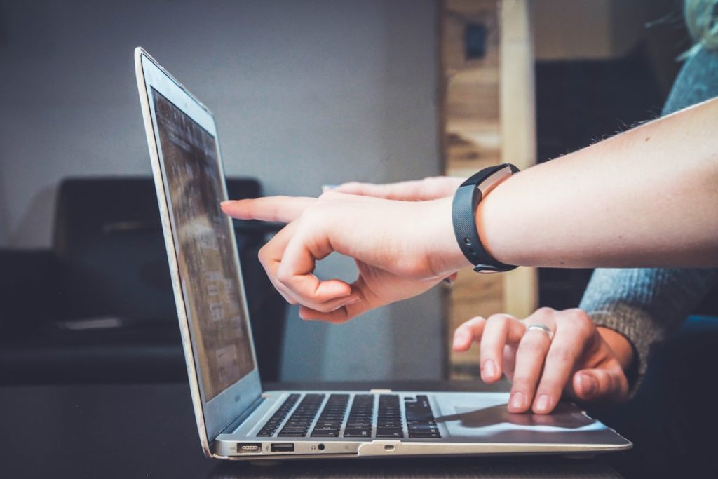 Laptop z otwartym kursem online na biurku — tworzenie kursu e-learningowego