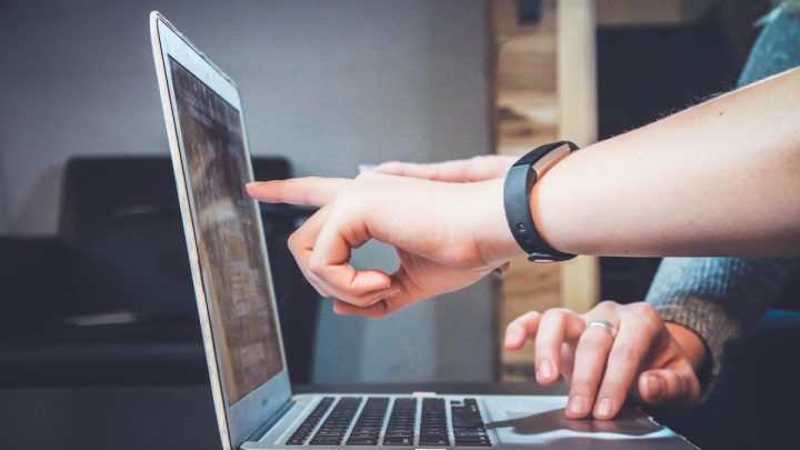Laptop z otwartym kursem online na biurku — tworzenie kursu e-learningowego
