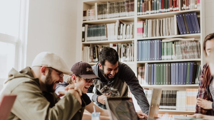 Grupa studentów uczących się razem — jak zdobyć pierwszych kursantów