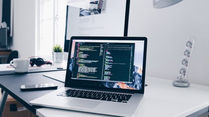Kod na ekranie monitora — LMS WordPress vs platformy SaaS