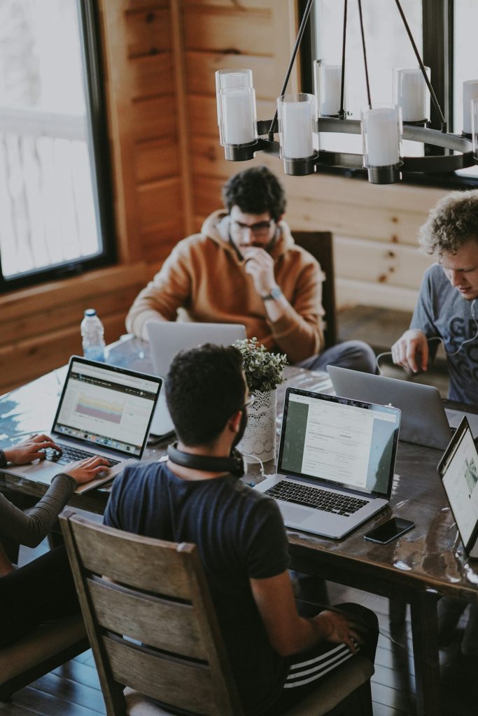 Zespół wita nowego pracownika — onboarding pracowników przez platformę LMS