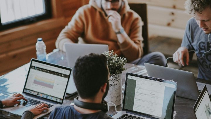 Zespół wita nowego pracownika — onboarding pracowników przez platformę LMS