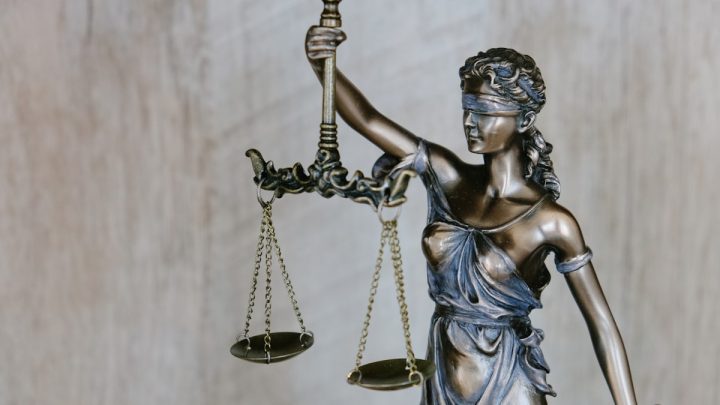 Podpisywanie dokumentu prawnego — regulamin i RODO w sprzedaży kursów